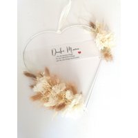 Muttertag Geschenk, Trockenblumenkranz in Herzform, Personalisiertes Geschenk Hochzeit, Geburt, Taufe Boho Loop Hoop Wandkranz Türkranz von SoulScandiDesignLoft