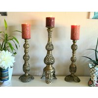 Vintage - Wunderschöne 3Er Set Verzierte Hohe Kerzenhalter Aus Messing von SoulTreasureGoods