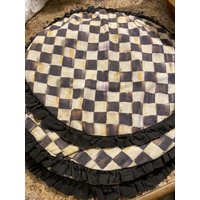 One Mackenzie Childs Fabric Tellerschwarz-Weiß-Karo Rundes Rüschen-Tischset Kaufen 2 4 6 8 10 Rare & Retired High-End-Tischdekor-Set Avl One Mackenzie Childs Fabric Tellerschwarz-Weiß-Karo Rundes Rüschen-Tischset Kaufen 2 4 6 8 10 Rare & Retired High-End-Tischdekor-Set Avl von SoulcandyStore