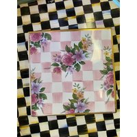 Ein Mackenzie Childs Pink Rose Petal Flitterwochen Keramik Porzellan Fliesen Untersetzer Hot Pad - 20x20 19 Verfügbar Kostenloser Versand Seltenes von SoulcandyStore