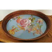 Mackenzie Childs Blue Flower Markt Emaille Großes Tabletop Serviertablett Ausverkauft in Den Läden Selten Im Ruhestand Rattan Korbwaren High-End Mackenzie Childs Blue Flower Markt Emaille Großes Tabletop Serviertablett Ausverkauft in Den Läden Selten Im Ruhestand Rattan Korbwaren High-End von SoulcandyStore