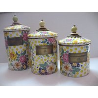 Mackenzie Childs Courtly Enamel Buttercup 3Er Set Rosa Gelbe Kanister Perlen Abschluss Im Ruhestand ~ Vintage Rare Weitere Stück Verfügbar Mackenzie Childs Courtly Enamel Buttercup 3Er Set Rosa Gelbe Kanister Perlen Abschluss Im Ruhestand ~ Vintage Rare Weitere Stück Verfügbar von SoulcandyStore