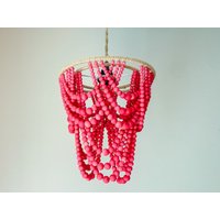 Rosa Holz Perlen Kronleuchter Pendelleuchte/Boho Mädchenzimmer Licht Kinderzimmer Mobile Rosa Holz Perlen Kronleuchter Pendelleuchte/Boho Mädchenzimmer Licht Kinderzimmer Mobile von SoulshineLightingCo