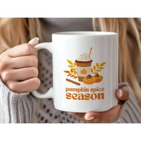 Pumpkin Spice Season Tasse, Herbst Kaffeebecher, Kürbis Latte, Coffee Lover, Geschenkidee Für Freundin von Soulterior