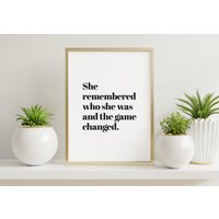 She Remembered Who She Was & The Game Changed, Poster Mit Spruch, Motivation Poster, Inspirierendes Zitat Büro Girl Power von Soulterior