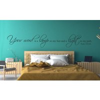 Vinyl-Wand-Kunst-Aufkleber | Psalm 119105 "Dein Wort Ist Eine Lampe Für Meine Füße Und Ein Licht Auf Meinen Weg." Vinyl-Wand-Kunst-Aufkleber | Psalm 119105 "Dein Wort Ist Eine Lampe Für Meine Füße Und Ein Licht Auf Meinen Weg." von SoundSayings