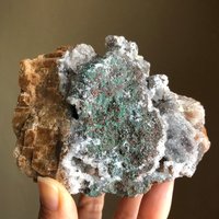 Druzy Quarz Auf Calcit Mit Malachit | Lilien Mine, Peru Druzy Quarz Auf Calcit Mit Malachit | Lilien Mine, Peru von SourcefieldShop