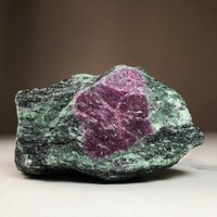 Rubin Mit Zoisit-Exemplar | Roher Rubinkristall Auf Grüner Zoisitmatrix // Tansania von SourcefieldShop