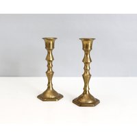 2Er Set Kerzenständer Kerzenhalter Mid Century Verziert Aus Messing von SouthShoreVintageNY