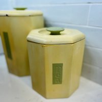 Vintage Gelb Und Avocadogrüne Kaffee- & Teedosen Für Die Retro-Dekoration - Bauernhausküche Landhausdekor von SouthVintageChicCo