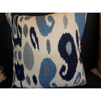 Fazil Blue Ikat John Robshaw Stoff Kissenbezug von SouthendDesign
