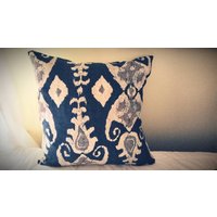 Indigo Leinen Ikat Kissenbezug von SouthendDesign