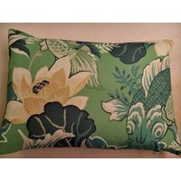 Koi Fisch Lotus Teich Eukalyptus Grün Teal Off White Chinoiserie Kissenbezug von SouthendDesign