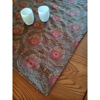 Kupferbraun Und Gold Bestickter Brokat Tischläufer Kupferbraun Und Gold Bestickter Brokat Tischläufer von SouthendDesign