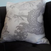 Limestone Soft Grey Schumacher Chiang Mai Dragon Kissenbezug von SouthendDesign