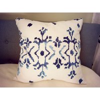 Vervain Sanya Indigo Weißer Ikat Leinen Kissenbezug von SouthendDesign