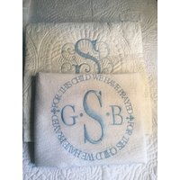 Bestickter Name Quilt, Geschenk Für Neue Mutter, Personalisierte Taufe Monogramm Decke, Baby Swaddle, Monogramm, Von Paten von SouthernAtBirth