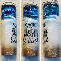 Eine Individuelle Glitzer-Tumbler-Seele Einer Meerjungfrau-Mündung Eines Matrosen von SouthernCreationsGrp