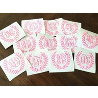 Monogramm Lorbeerkranz Vinyl Aufkleber Personalisierter Auto-, Laptop-, Becheraufkleber Monogramm Lorbeerkranz Vinyl Aufkleber Personalisierter Auto-, Laptop-, Becheraufkleber von SouthernTouchMono