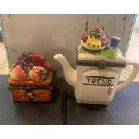 Vintage Menge 2 Trinket Boxes Picknickkorb & Teekanne Wie Kühlschrank Obst Geformt Vintage Menge 2 Trinket Boxes Picknickkorb & Teekanne Wie Kühlschrank Obst Geformt von Southernreseller