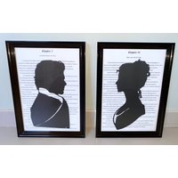 Set Mit Zwei Dekorativen Outlander-Rahmen „Jamie Und Claire" von Souvenirdslencrier