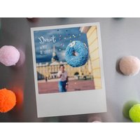 Fröhlicher Fotomagnet "Donut Worry, Be Happy" Im Polaroid Karten Stil | Lustiger Magnet Mit Handlettering & Schloss Karlsruhe Nr. 3147 Fröhlicher Fotomagnet "Donut Worry, Be Happy" Im Polaroid Karten Stil | Lustiger Magnet Mit Handlettering & Schloss Karlsruhe Nr. 3147 von SowasVonUns