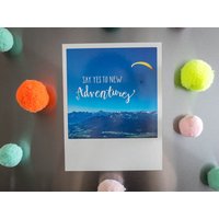 Toller Fotomagnet "Say Yes To New Adventures" Mit Gleitschirm Im Polaroid Karte Stil | Geschenk Handlettering & Paraglider Nr. 3125 Toller Fotomagnet "Say Yes To New Adventures" Mit Gleitschirm Im Polaroid Karte Stil | Geschenk Handlettering & Paraglider Nr. 3125 von SowasVonUns