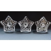 Set Von 3 Skandinavian Kerzenhalter, Sterne Form, Bubble Crystal Glas, Weihnachtsdekor Vintage 70Er Jahre Set Von 3 Skandinavian Kerzenhalter, Sterne Form, Bubble Crystal Glas, Weihnachtsdekor Vintage 70Er Jahre von Spaceofvintage