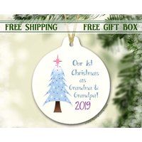 Erste Weihnachtsoma Ornament | Oma Weihnachtsgeschenk Baby Offenbaren Geschenk Personalisierte Verzierung Mimi von SpangGangKeepsakes