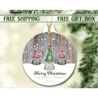 Gnom Familie Ornament | Personalisierte Weihnachtsverzierung Herr Und Frau Jährliche Wichtel Frisch Geheiratet Erstes Weihnachtsfest von SpangGangKeepsakes