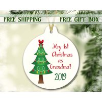 Oma Weihnachtsgeschenk | Baby Offenbaren Geschenk Sein Personalisierte Verzierung Erste Weihnachtsoma Ornament Mimi von SpangGangKeepsakes