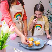 Personalisierte Schürze - Familienschürze Set Eltern Und Kind Passende Regenbogen Geschenk Für Köche von SparksAndDaughters