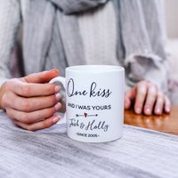 Valentinsbecher - Valentinstag Für Ihn Personalisierte Pfeil Und Herz Tasse One Kiss Is All It Took Mug von SparksAndDaughters