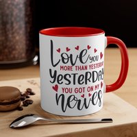 Liebe Kunst Schriftzug Grafik Lustig Spruch Geschenk Tassen Für Sie/Ihn, Liebe Dich Mehr Als Gestern Tasse, Keramik Akzent Kaffeetasse, 11 Unzen Liebe Kunst Schriftzug Grafik Lustig Spruch Geschenk Tassen Für Sie/Ihn, Liebe Dich Mehr Als Gestern Tasse, Keramik Akzent Kaffeetasse, 11 Unzen von SparksDesignStore