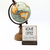 Lustiges Home-Office-Zeichen Hosen Optional Schreibtisch Dekor von SpeakeDesigns
