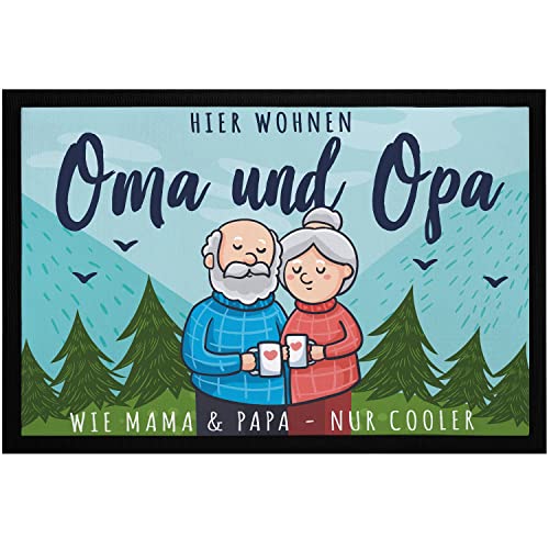 SpecialMe® Fußmatte Geschenk Hier wohnen Oma und Opa Großeltern Geschenkidee Weihnachten rutschfest & waschbar schwarz 60x40cm von SpecialMe