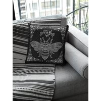 Gothic Deko - Kissen Biene Hummel Mandala Dekor Bee Pilllow Dekokissen Wurfkissen von Specimenz