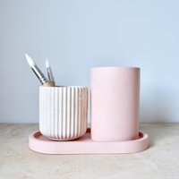 Handgefertigtes Rosa Schreibtisch Set - Stiftehalter, Gipstablett Und Buchstützen, Modernes Organizer Geschenk Für Frauen Mädchen von SpeckOfHarmony