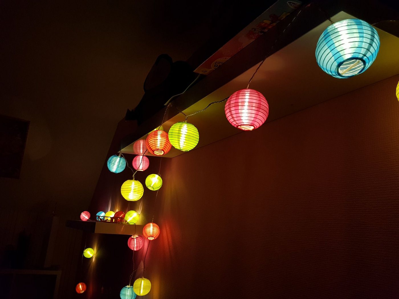Spetebo LED-Lichterkette LED Garten Party Lichterkette - 475 cm -, 20-flammig, Deko Beleuchtung mit 20 bunten Lampions von Spetebo
