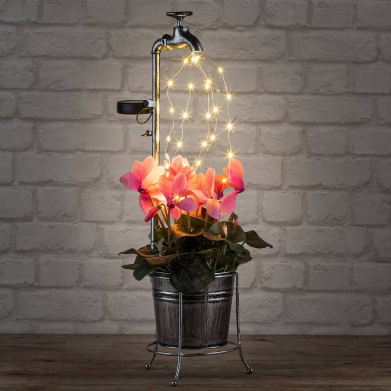 Spetebo LED Solarleuchte LED Solar Deko Wasserhahn mit Blumentopf, Ein-/Ausschalter, LED, warm weiß, Garten Beleuchtung mit 30 LED in warm weiß inklusive Blumentopfhalter von Spetebo