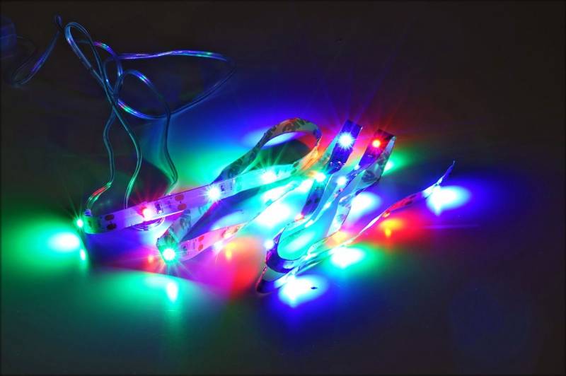 Spetebo LED Stripe LED Stripe mit 90 LED in multicolor - 300 cm, 90-flammig, Batterie betriebenes Lichtband mit 90 LED von Spetebo