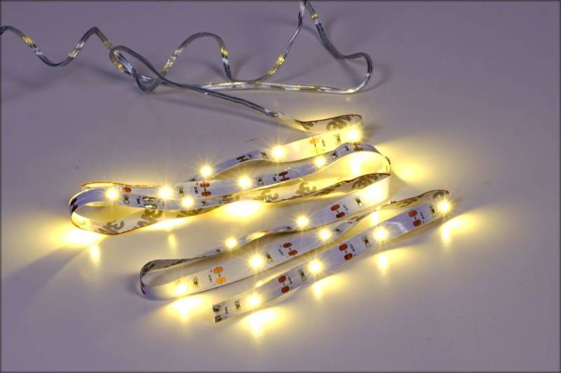 Spetebo LED Stripe LED Stripe mit 90 LED in warm weiß - 300 cm, 90-flammig, Batterie betriebenes Lichtband mit 90 LED von Spetebo
