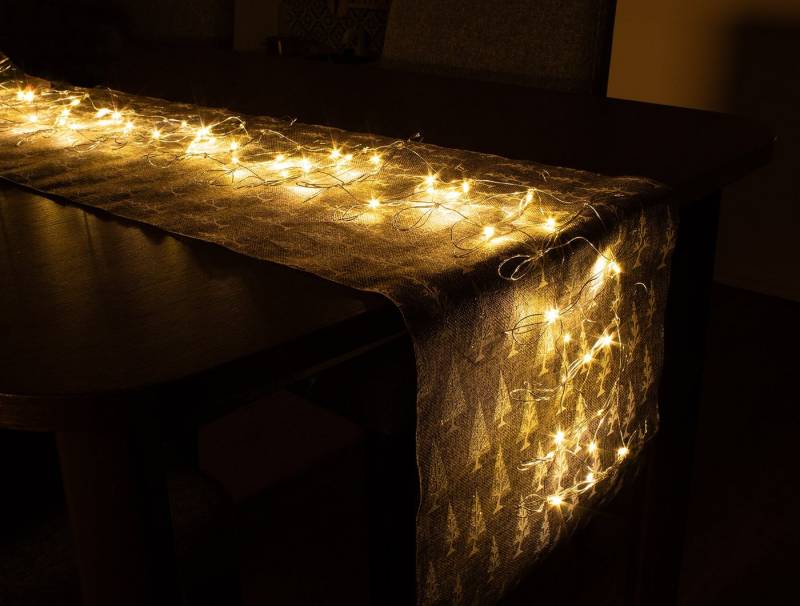 Spetebo Tischläufer LED Tischläufer aus flexiblem Draht - 120 cm (Packung, 1 tlg), Tisch Deko Beleuchtung 50 LED Batterie betrieben von Spetebo