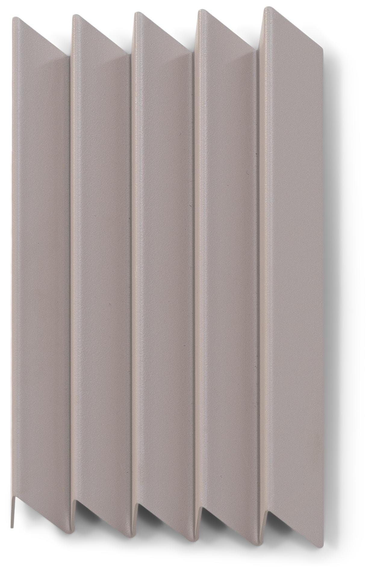 Spinder SENSU Medium Garderobe: Skandinavisches Design aus Stahl in Silky Taupe von Spinder Design