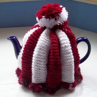 Pompom Teewärmer Retro Vegan Gestreift Dunkelrot Weiß Glitzernd By Spinningstreak von SpinningStreak