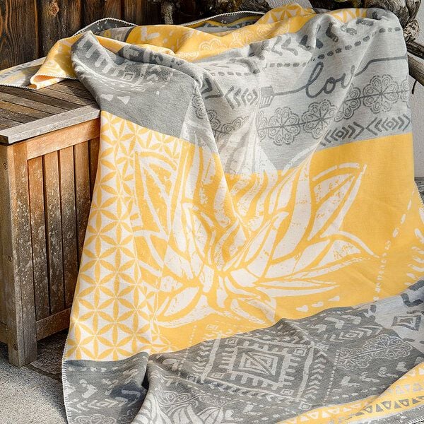 The Spirit of OM Flauschige Plaid-Decke Lotus von The Spirit of OM