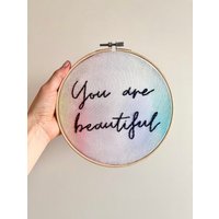 stickrahmen Handbestickt Mit Dem Spruch „You Are Beautiful" Und Einem Pastellfarbenen Hintergrund, Deko, Boho Deko Regenbogen von SpiritualMagicDesign