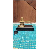 Shivling Idol - 3 "Zoll-Messing Lord Shiva Lingam Mit Holzsockel Skulptur Für Temple Pooja Und Dekor-Idee Am Besten Auto-Armaturenbrett-Idee von Spiritualityarts