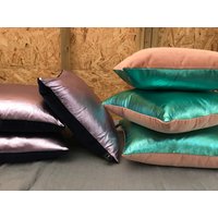Metallic-Leder-Feder-Kissen von SpittingTacks
