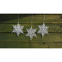Gehäkelte Schneeflocken Dekorationen | 3Er-Set Weiße Weihnachtsbaum Ornamente von SplashInThePuddles